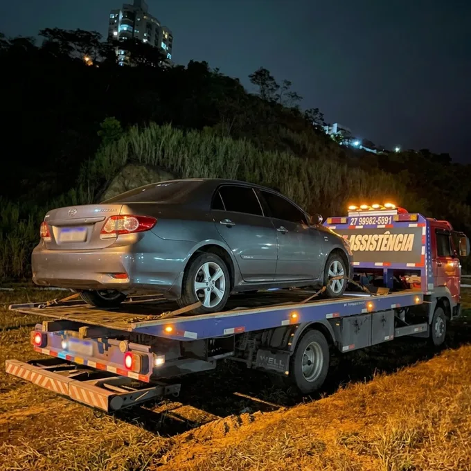 Carro sendo colocado em guincho em Colatina